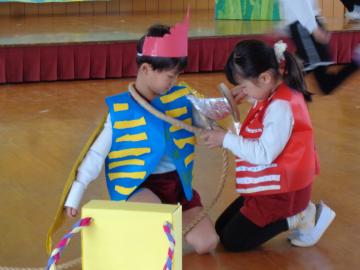 エルマーが竜を助ける表現をしている子供