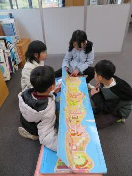 絵本を一緒に見ています
