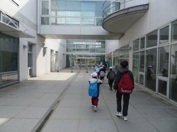 入口に移動中です