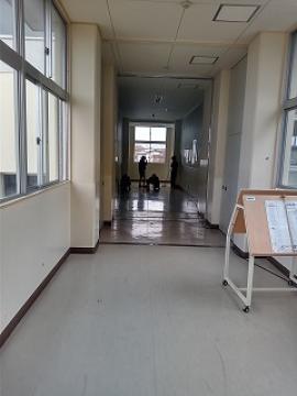 渡り廊下掃除の様子