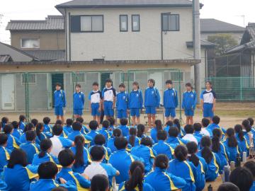 駅伝大会で前に並ぶ体育委員の生徒たち
