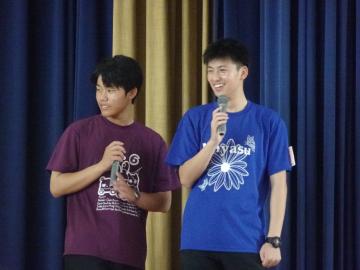 開会式での新旧生徒会長の司会の様子