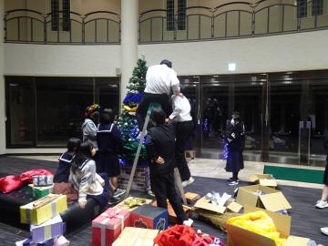 クリスマスツリー制作の様子