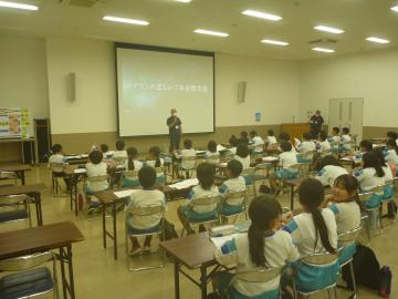 館内でオリエンテーションに参加する児童たちの様子