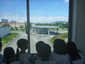 館内から入場ゲートを眺める児童たちの様子