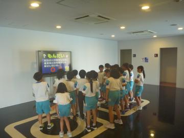 館内でミッション4に臨む児童たちの様子