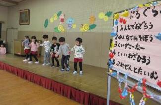 遊戯室で5歳児がけん玉披露をしている様子