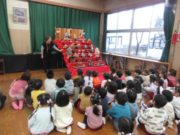 遊戯室で全園児がひなまつりの由来を聞いている様子