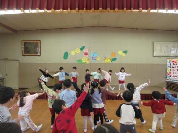 遊戯室でみんなでダンスを踊っている様子