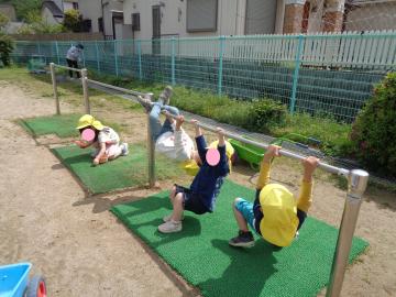 鉄棒遊び