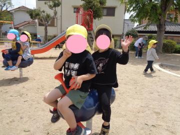公園の遊具で遊んでいるところ