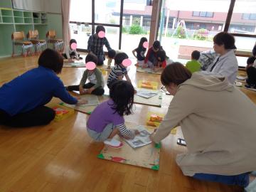 親子でかぶとを折っていることを