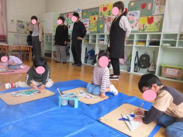 新聞紙でかぶとを折っているところ