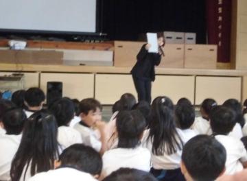 警察官の話を聞く児童の写真