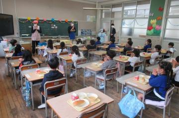 1年生が初めてのいただきますをしている様子
