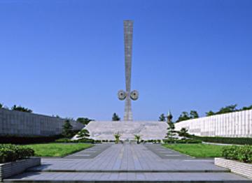 手柄山中央公園の慰霊塔