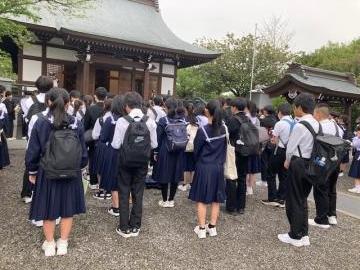3年生が修学旅行先の知覧で平和セレモニーをする様子