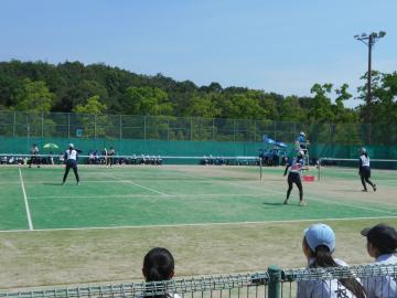 中播総体（ソフトテニス）で選手がプレーする様子