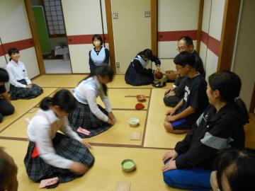 生徒がお点前をするお茶会の様子