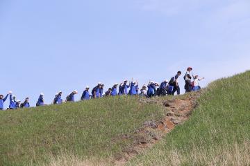 1年生が自然教室で鉢伏山に登山する様子