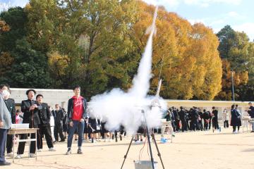 3年生がモデルロケットを打ちあげる様子
