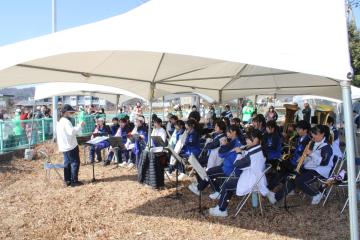 吹奏楽部の生徒が姫路城マラソンで演奏をする様子