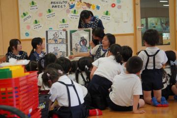 2年トライやる・ウィークで生徒が園児に読み聞かせする様子