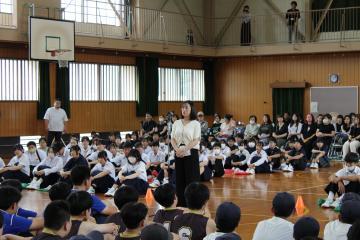 PTA会長からの選手たちに激励の言葉を伝える様子