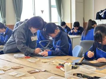 室内で生徒たちがパスケースを作る様子