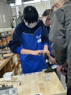 室内で生徒が文鎮づくりに挑戦する様子