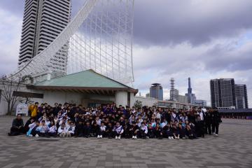 神戸海洋博物館前で撮影した2年生の集合写真