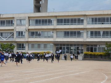 生徒が運動場に避難する様子