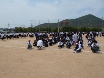 生徒が運動場に避難後に整列し点呼を行う様子