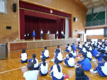 2学期の始業式で生徒会長が全校生徒に話す様子