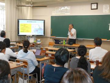 水谷先生を講師に研修をしている様子