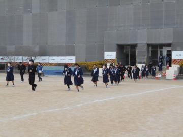 生徒が校舎から避難する様子