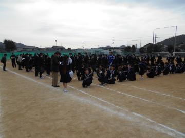 生徒が避難後、点呼をしている様子