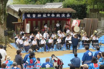 吹奏楽部の生徒たちが破磐神社の秋祭りで演奏する様子
