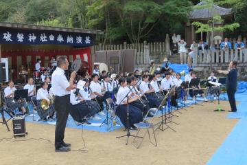 アンコールに応え演奏に合わせ歌う指導者の様子