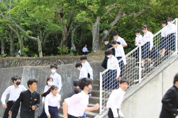 生徒がA棟から運動場に避難する様子