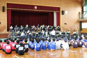 吹奏楽部による激励演奏の様子