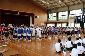 体育館にユニフォーム姿で整列した選手たち