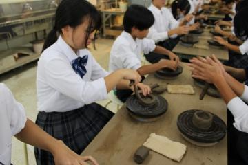 生徒が陶芸に取組む様子