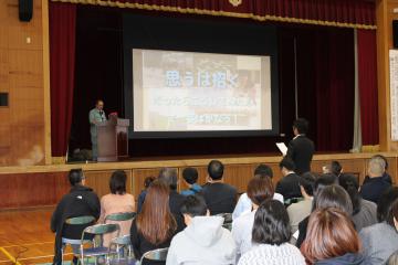 講演会後の質疑応答で参加者が質問している様子