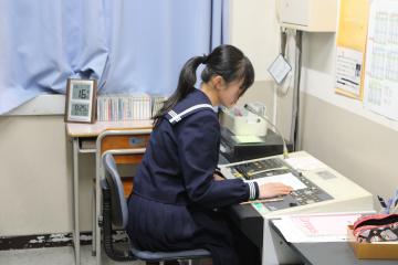 生徒会役員が放送で全校生徒に黙とうを呼びかける様子