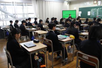 放送の呼びかけで黙とうする生徒の様子