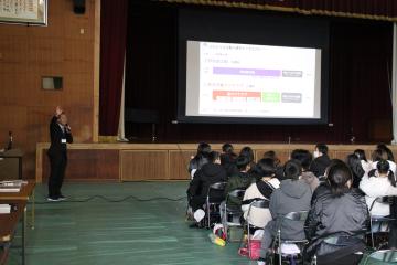 入学説明会で教頭先生が部活動の地域い展開について説明する様子