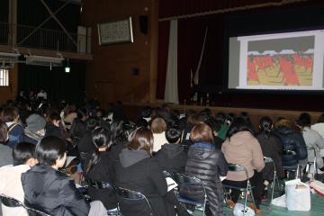 生徒会役員によるスライドを使った学校行事の説明の様子