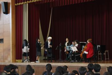 演奏者に生徒が英語で質問する様子