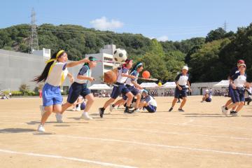 生徒会演技の大爆笑競走のスタートの様子